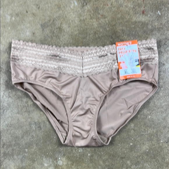 Warner's Other - Warner’s No Muffin top Panties with Lace Waistband
Size: Medium